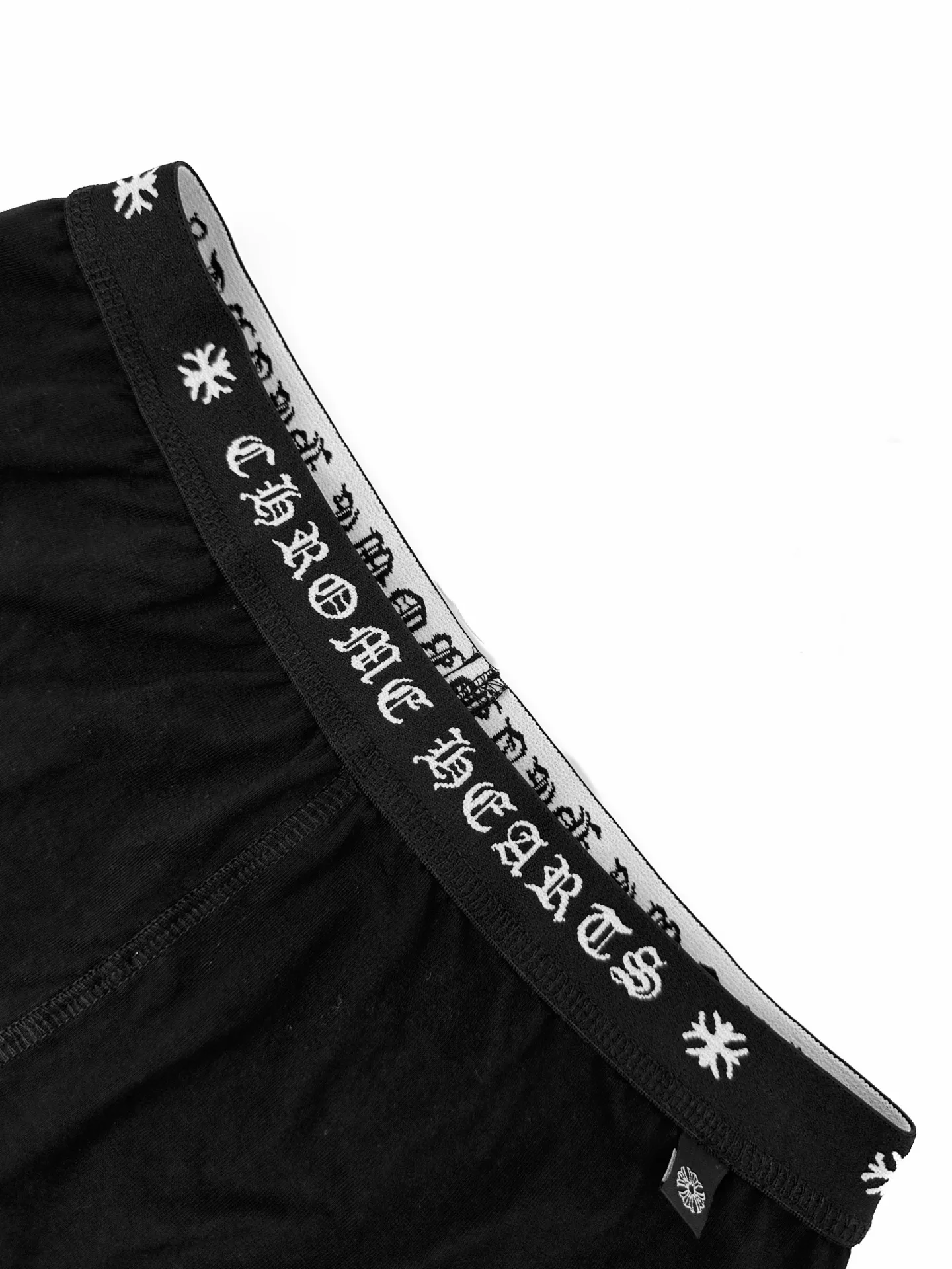 Chrome Hearts ， ， 。 ， White ， 。 ， ， ，Classic 。 ， ， 。 ， ， 。 1 ， ， 。 2 ， ， ， 、 ， 。 ： 1:1 CH 1:1 CH ： Size： S M L ： DD 160